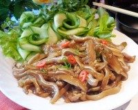 Món ngon cuối tuần: Lạ miệng với tai lợn xào sả ớt