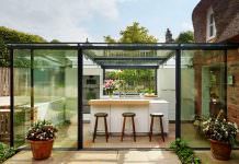 Ấn tượng với căn bếp lộng lẫy trong lồng kính