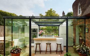 Ấn tượng với căn bếp lộng lẫy trong lồng kính