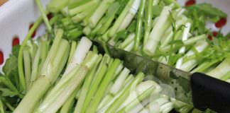 Làm nộm rau cần thanh mát