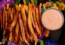 Khoai lang nướng nóng hổi vừa thổi vừa ăn Khoai lang nướng nóng hổi vừa thổi vừa ăn