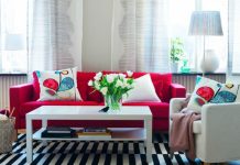 Đón Noel ấm áp với phòng khách màu đỏ rực rỡ