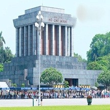 Kỷ niệm 124 năm ngày sinh Chủ tịch Hồ Chí Minh, hàng nghìn người xếp hàng vào viếng Lăng Bác