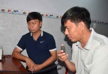 Ngày đầu năm, tàu cá ngư dân Việt bị đâm chìm Ông Sinh, chủ tịch UBND xã Phổ Quang (bên phải) cùng với phó chủ tịch UBND xã đang cố gắng liên lạc với tàu cá gặp nạn - Ảnh: CTV