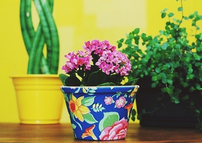 “Thay áo” cho chậu trồng hoa nhỏ xinh với vải nhiều màu sắc