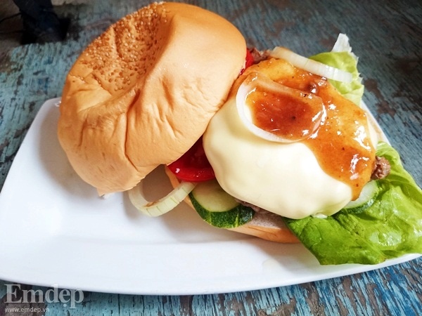 Bữa sáng làm burger kẹp thịt viên phô mai ngon lành