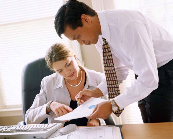 Khó xử, thiếu tự chủ và tự do khi hai vợ chồng làm cùng cơ quan