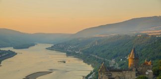 Khách sạn Burg Stahleck, Đức (23 USD một đêm): Lâu đài được xây dựng từ thế kỷ 13 này nằm ở thị trấn Bacharach và nhìn ra thung lũng Rhine tuyệt đẹp.