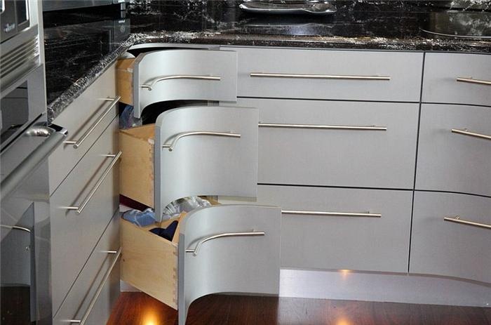 Tiết kiệm không gian bếp với ngăn kéo góc vừa tiện vừa đẹp