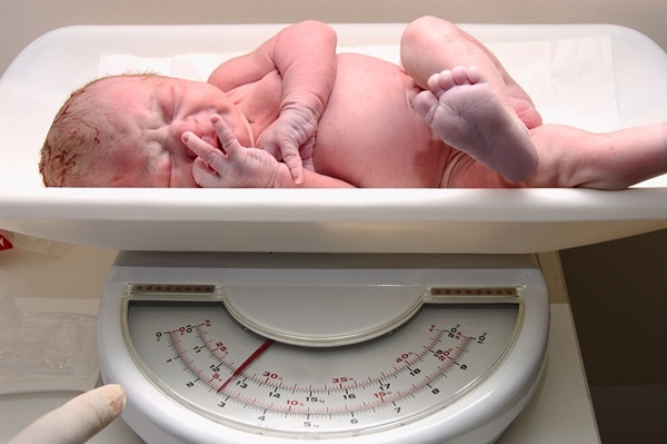 Giảm cân nặng ở bé sơ sinh - 6 điều mẹ cần biết