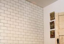 Thêm tiện ích cho phòng tắm với việc bài trí bàn ghế