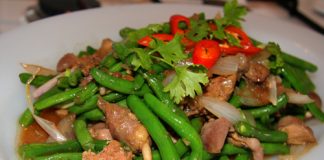 Đậu cô ve xào lòng gà ngon cơm