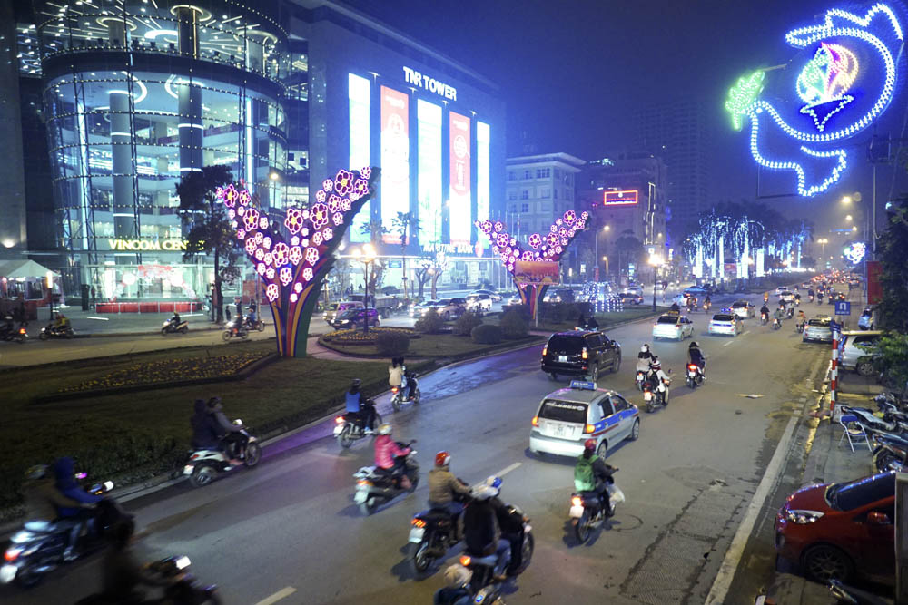 Đường Nguyễn Chí Thanh với hai làn đường lớn được xem là con đường đẹp nhất Việt Nam.