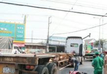 Vượt đèn đỏ cán chết người, tài xế container bị đánh bầm dập