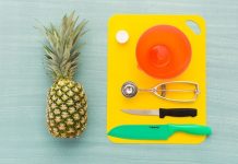 Trang trí Halloween với đèn lồng trái cây tự khắc