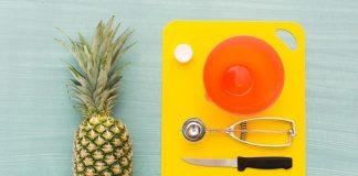 Trang trí Halloween với đèn lồng trái cây tự khắc