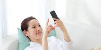 vo-chong-ra-toa-vi-facebook