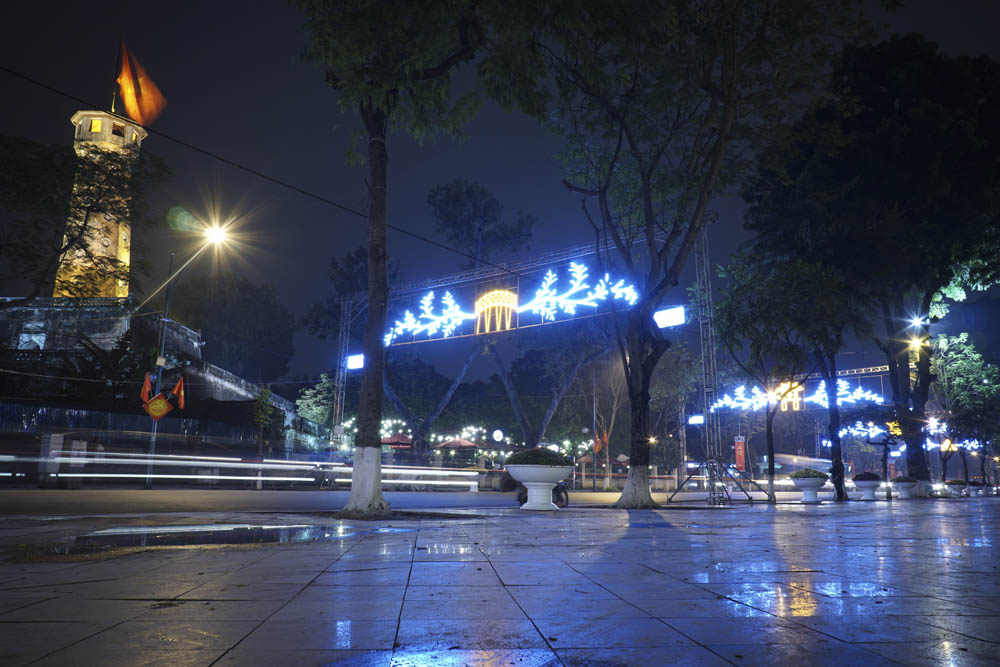 Cột cờ Hà Nội trên đường Điện Biên Phủ được thắp sáng với nhiều hình ảnh đặc trưng của Hà Nội.