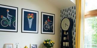 Làm thế nào để sử dụng sofa vàng trong phòng khách?