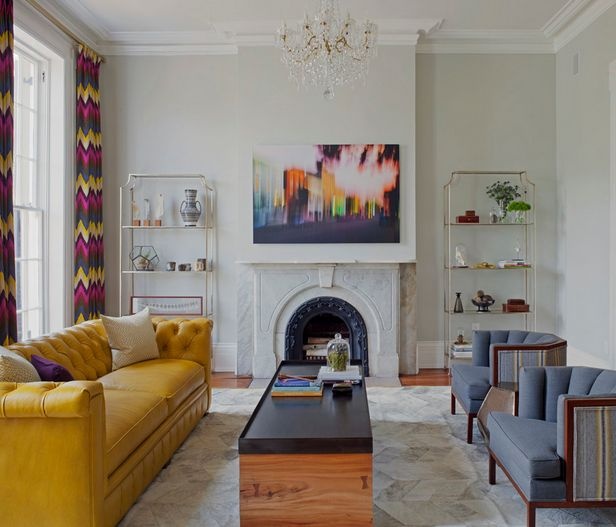 Làm thế nào để sử dụng sofa vàng trong phòng khách?