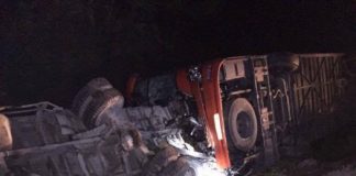 xe khach tong xe tai 20 nguoi thuong vong