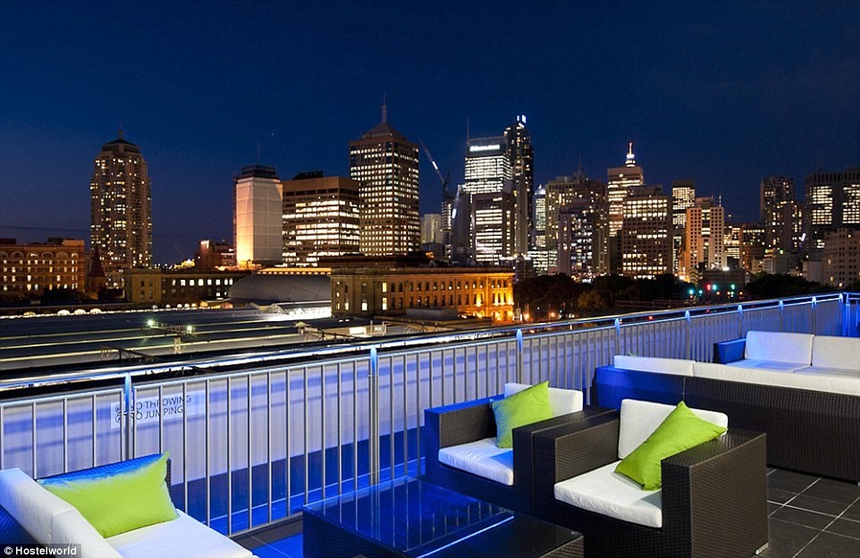 Khách sạn Bounce, Australia (26 USD một đêm): Bounce cho du khách ngắm nhìn chân trời Sydney, với các căn phòng tiện nghi, sân thượng với quán bar hiện đại, một khu bếp và khu ăn uống riêng.