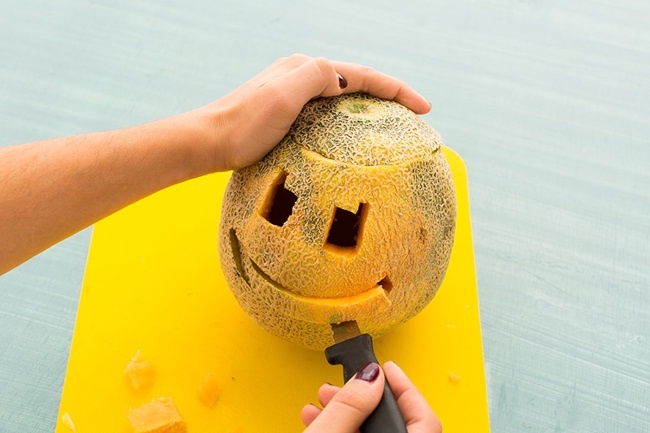 Trang trí Halloween với đèn lồng trái cây tự khắc