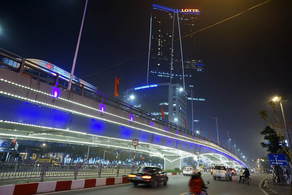 Cầu vượt lớn tại ngã tư Nguyễn Chí Thanh - Kim Mã sáng lung linh về đêm. Đây là công trình nằm trong danh mục Chương trình mục tiêu giảm thiểu ùn tắc giao thông trên địa bàn TP Hà Nội giai đoạn 2012 – 2015.
