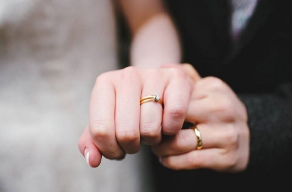 Chiếc nhẫn cưới và vết hằn trắng trên ngón áp út của người vợ…