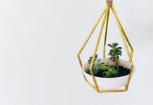 Kết giỏ treo cây với ống kim loại nhỏ  1