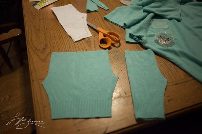 Làm quần cho trẻ sơ sinh từ áo len của mẹ