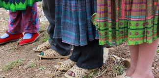 Những đôi chân trần trẻ em vùng cao huyện  Mèo Vạc trong tuyết lạnh