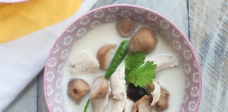 Súp gà nước cốt dừa kiểu Thái đổi vị ngày nắng