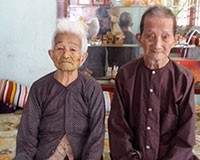 Cụ bà hơn 100 tuổi vẫn khiến chồng 