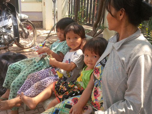Chị V. và 3 đứa con thơ đang ở nhà nghỉ mà không dám về nhà - Ảnh: Lê Lâm