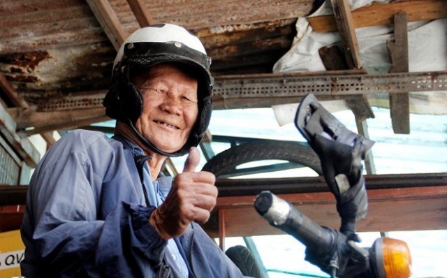 Cụ ông 85 tuổi đi xuyên Việt bằng xe cà tàng