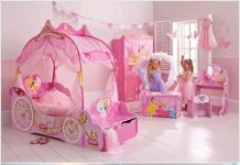 Bé thích mê với căn phòng trang trí theo phong cách Disney