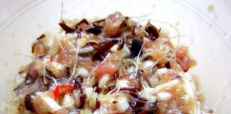 Trộn lẫn các nguyên liệu đã băm nhỏ.