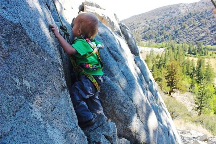 Bé trai 5 tuổi leo hơn 483 km đường núi cùng bố mẹ