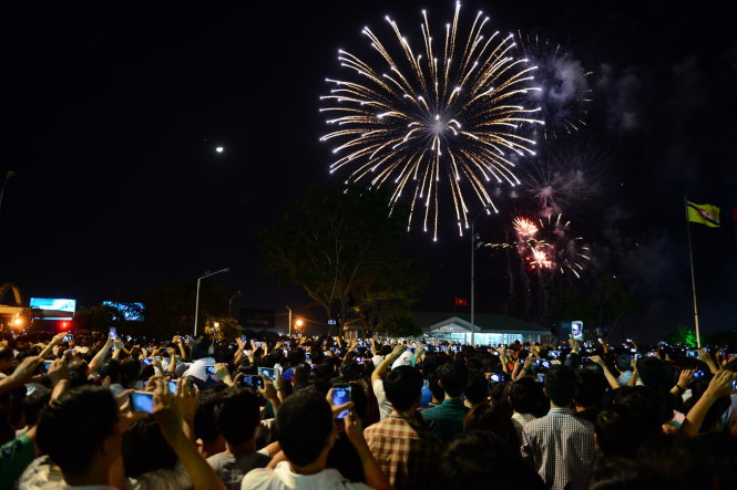 			Hàng ngàn điện thoại quay phim cảnh bắn pháo hoa trên bầu trời TP.HCM chào đón năm 2016 - Ảnh: Quang Định			