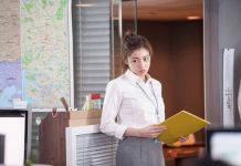 Vay tiền không trả, sếp còn dọa đuổi việc tôi Nhân viên mới sốc vì công ty 4 tuần chuyển công tác 3 lần