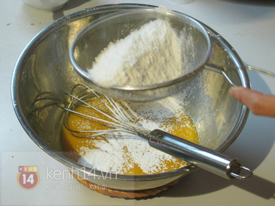 Mách bạn công thức bánh bông lan cuộn trứng muối cực kỳ mềm xốp 6