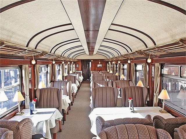Các chi tiết trang trí bên trong làm bằng đồng, thiết kế trần thanh lịch lấy cảm hứng những chiếc xe lửa từ những năm 1920.