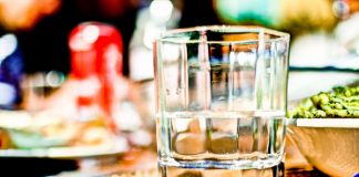 Uống và không nên uống gì khi đi nắng nóng về - Ảnh 1.