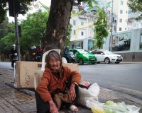 Sự thật về chuyện cụ bà 90 tuổi bán ổi giữa phố Hà Nội
