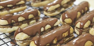 Eclair nhân kem cafe phủ chocolate ngon tuyệt!
