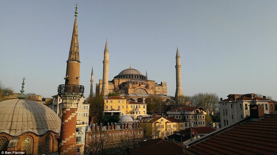 Khách sạn Cheers, Istanbul (42 USD một đêm): Khách sạn xinh xắn này cách những điểm tham quan nổi tiếng của Istanbul như Hagia Sophia, thánh đường Blue và điện Topkapi vài phút đi bộ. Cheers nằm cạnh chợ Grand Bazaar nổi tiếng và nhìn ra cung điện Topkapi.