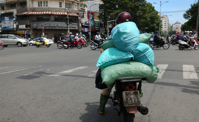 Hình ảnh thường thấy trên đường phố Sài Gòn, chở nước đá không đảm bảo vệ sinh an toàn thực phẩm.