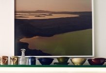 Xu hướng mới lạ trang trí gian bếp với hai màu xanh đen