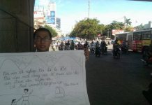 Cầm biển đứng giữa đường xin việc: Nhục nhã thay cho một cử nhân Ông bố 9X đứng giơ bảng xin việc giữa đường: